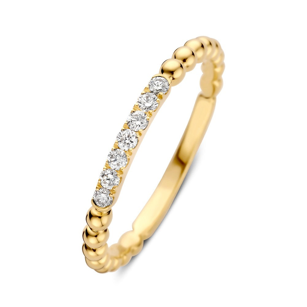 De Verfijnde Geelgouden Ring met Briljant Diamant van 0,14 crt van Excellent Jewelry is een elegante damesring met een subtiel bewerkte band en zeven briljant geslepen diamanten op het bovendeel.
