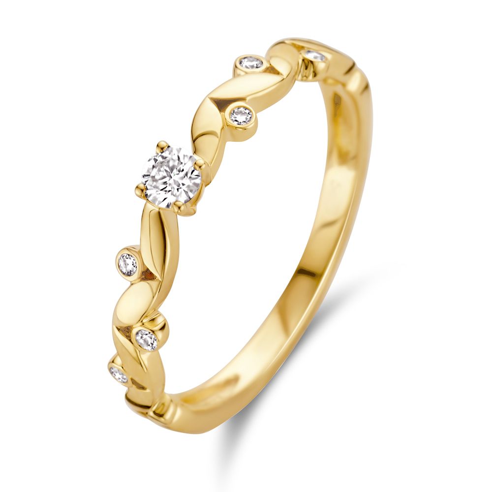 De Elegante Geelgouden Ring van Excellent Jewelry is vervaardigd uit 14 karaat goud en verfraaid met een centraal 0,16 crt briljant geslepen diamant plus kleinere diamanten langs de band. Subtiele luxe voor dames.