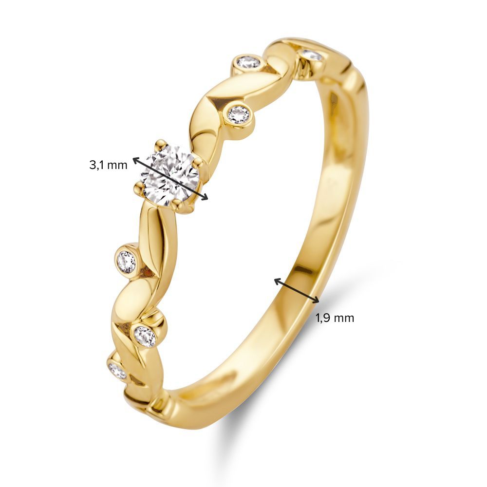 De Elegante Geelgouden Ring met 0,16 crt Briljant Diamant van Excellent Jewelry is een tijdloos ontwerp met een centrale diamant en subtiele accenten op een gedraaide band van 3,1 mm tot 1,9 mm breed. Subtiele luxe voor dames.