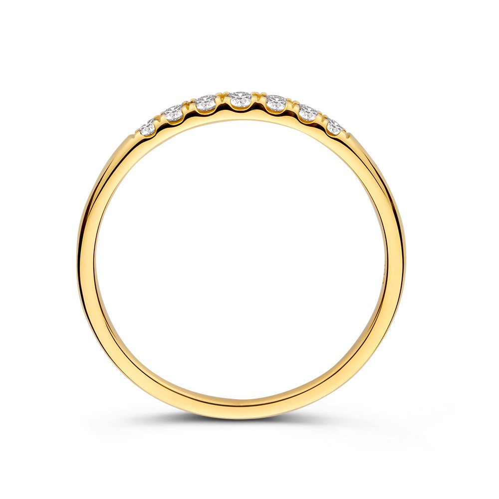 De Ring geelgoud briljant 0.16 crt. van Excellent Jewelry is een slanke 14 karaat gouden ring met een rij sprankelende diamanten, elegant gepresenteerd op een witte achtergrond.