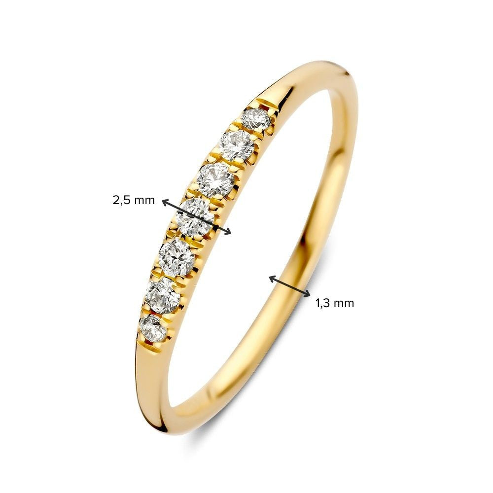 De Ring geelgoud briljant 0.16 crt. van Excellent Jewelry is een delicate 14 karaat geelgouden ring met een rij van zeven 2.5 mm diamanten en een slanke band van slechts 1,3 mm breed voor een elegante uitstraling.