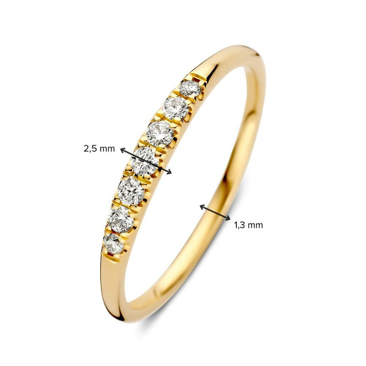 De Ring geelgoud briljant 0.16 crt. van Excellent Jewelry is een delicate 14 karaat geelgouden ring met een rij van zeven 2.5 mm diamanten en een slanke band van slechts 1,3 mm breed voor een elegante uitstraling.