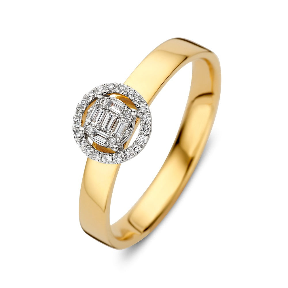 Wit- en geelgouden ring met een centrale briljant en baguette diamanten in een ronde setting.