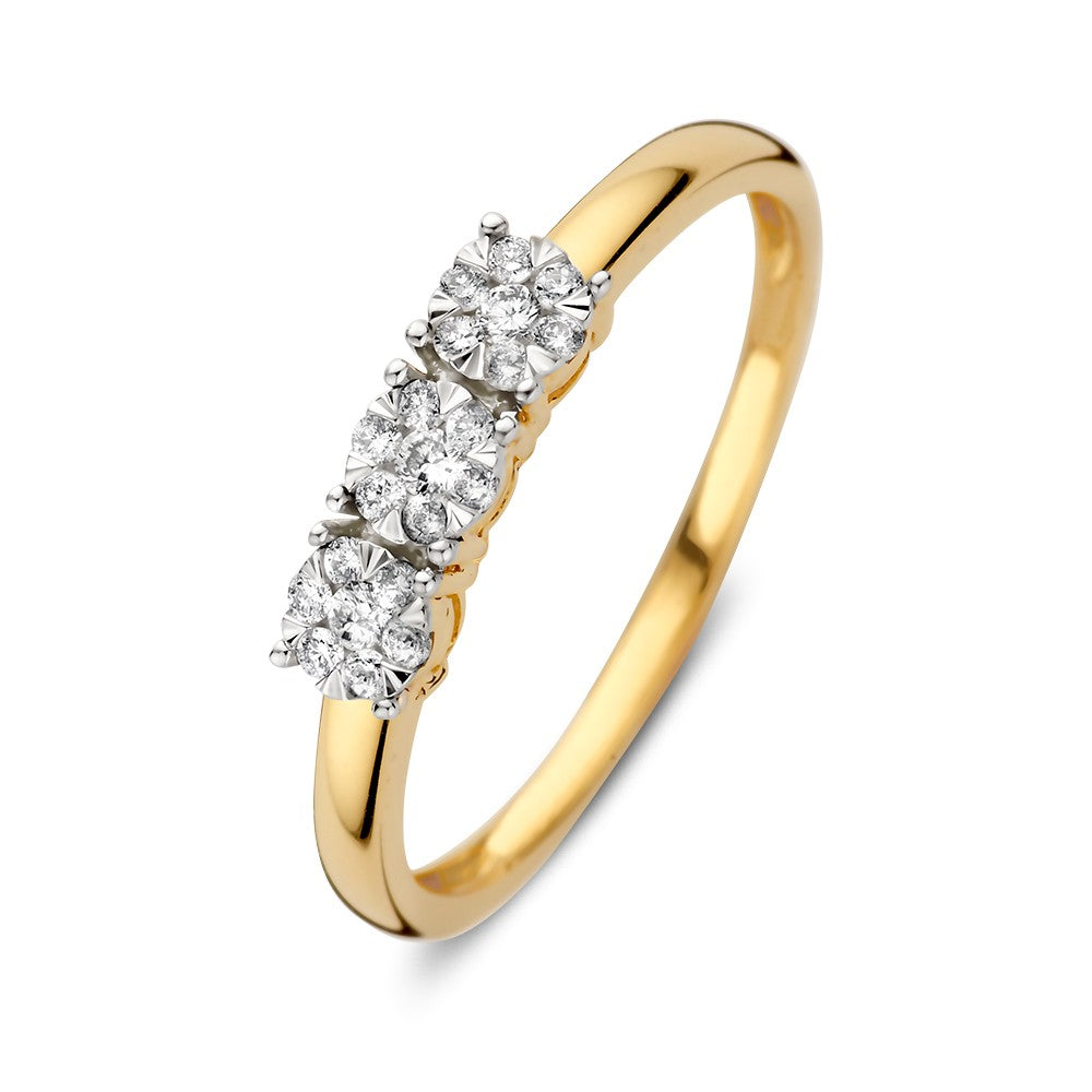 Geelgouden ring met drie briljanten in entourage zettingen, totaal 0,18 crt.