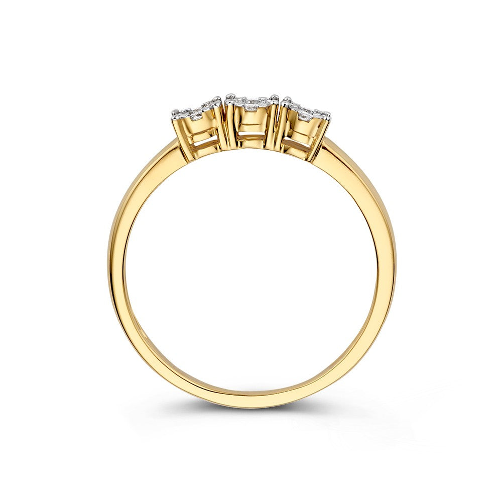 Elegante Geelgouden Driesteens Ring met Briljanten in Entourage Zettingen – 0,18 crt