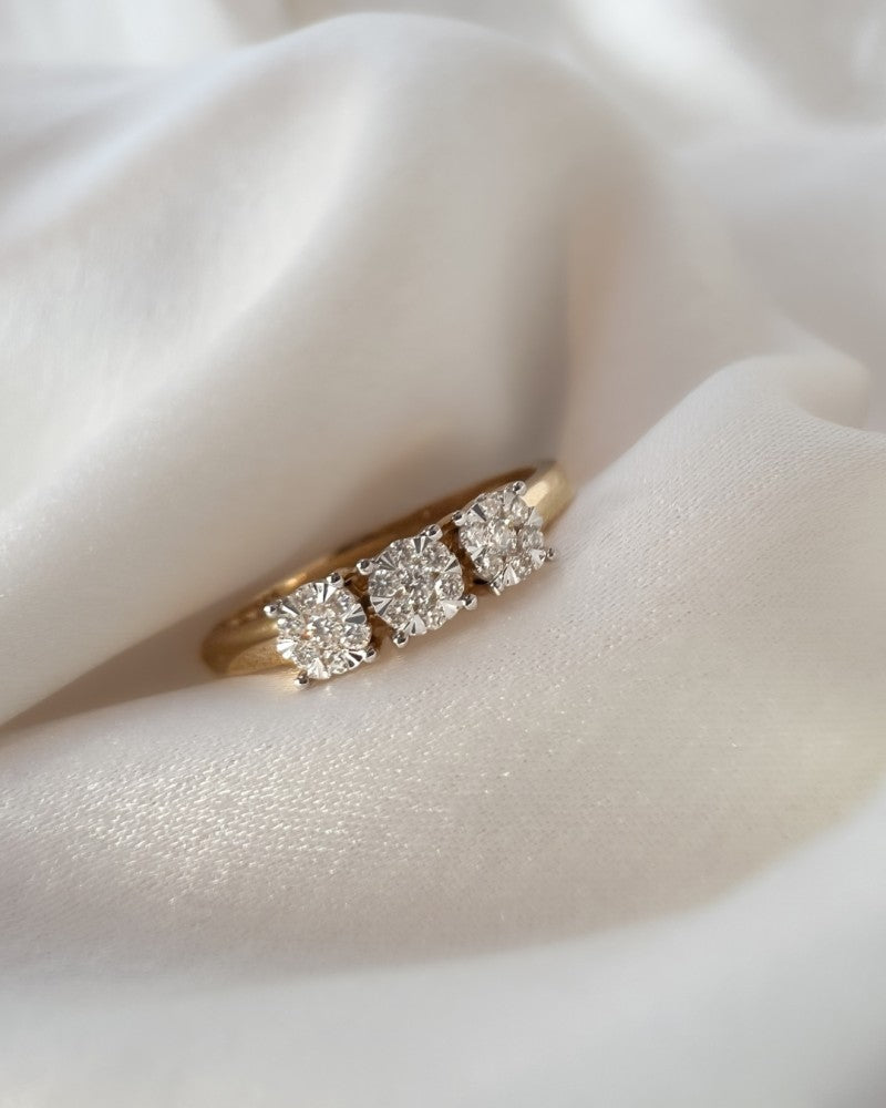 Elegante Geelgouden Driesteens Ring met Briljanten in Entourage Zettingen – 0,18 crt