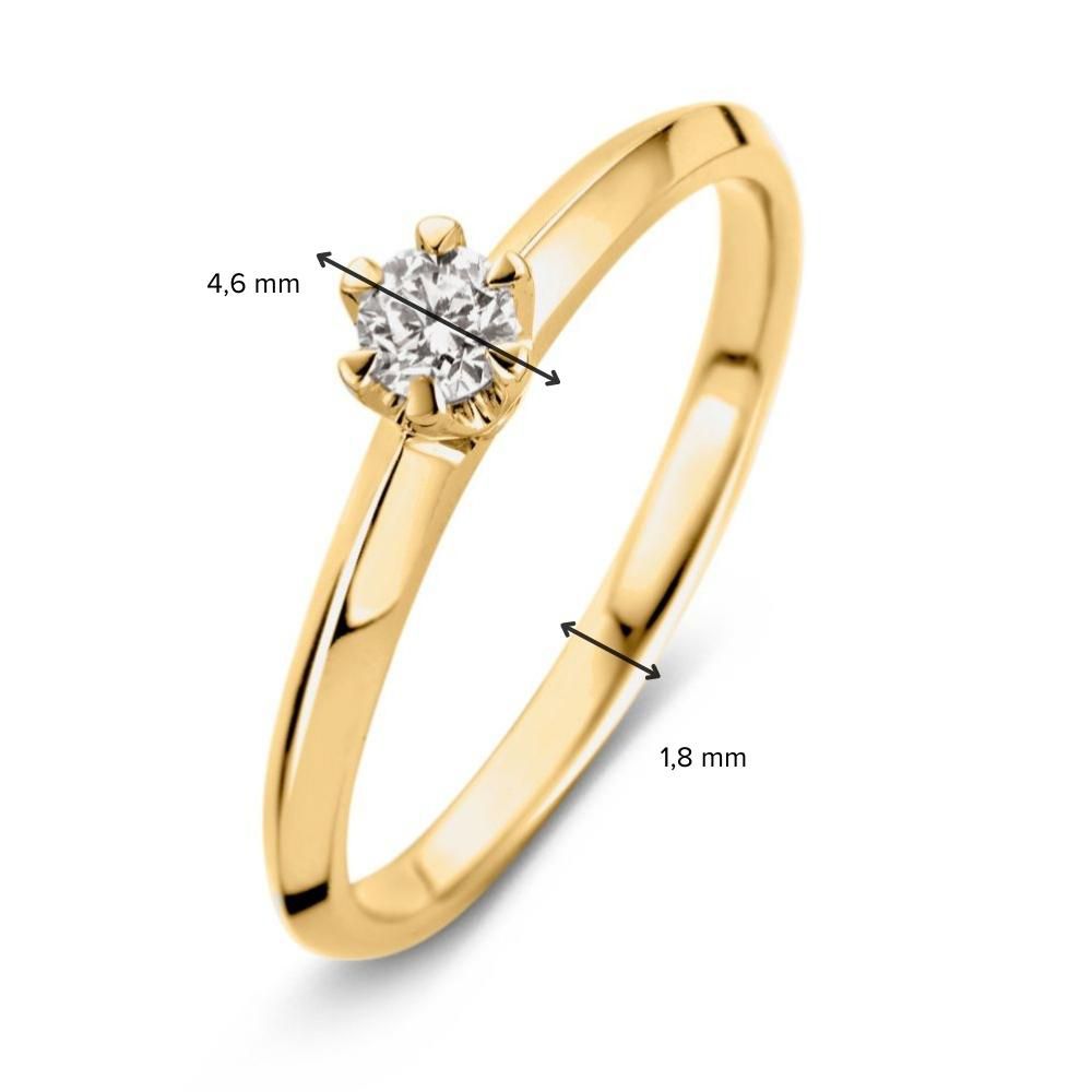 De Elegante Geelgouden Solitair Ring met Tiffanyzetting van Excellent Jewelry heeft een ronde diamant van 0,19 crt (4,6 mm) en een bandbreedte van 1,8 mm.