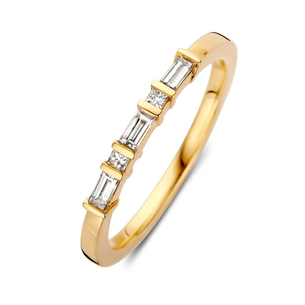 Geelgouden ring met vijf briljant geslepen diamanten, waarvan twee in baguettevorm en drie rond.