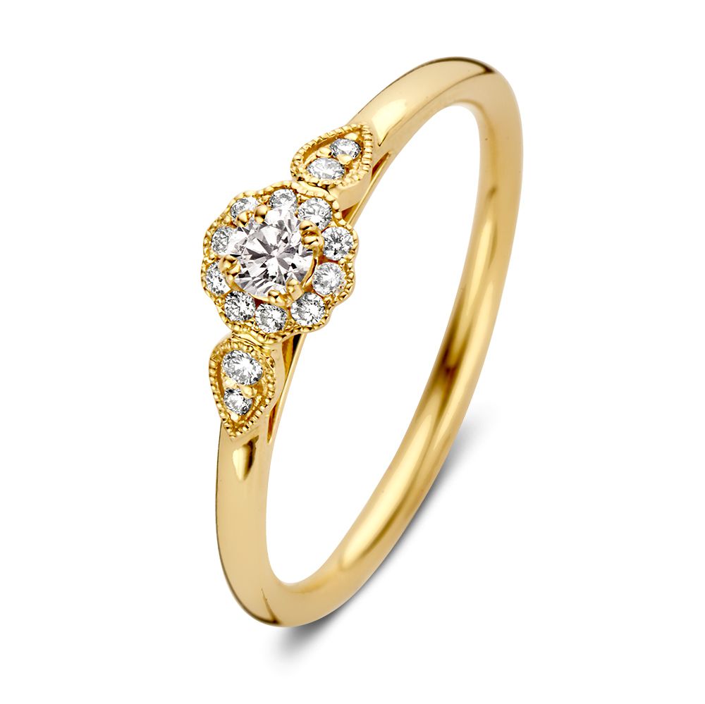 De Verfijnde Geelgouden Ring met Briljant Geslepen Middensteen 0.21 crt. van Excellent Jewelry heeft een centrale diamant omringd door kleinere diamanten in bloemmotief, met extra diamantclusters aan weerszijden van de band.