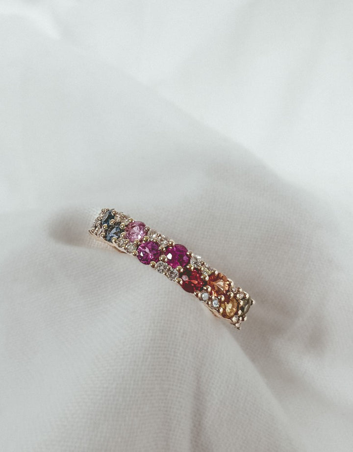 Geelgouden Ring met Regenboogsaffier en Diamanten – 14-Karaat Luxe voor Dames