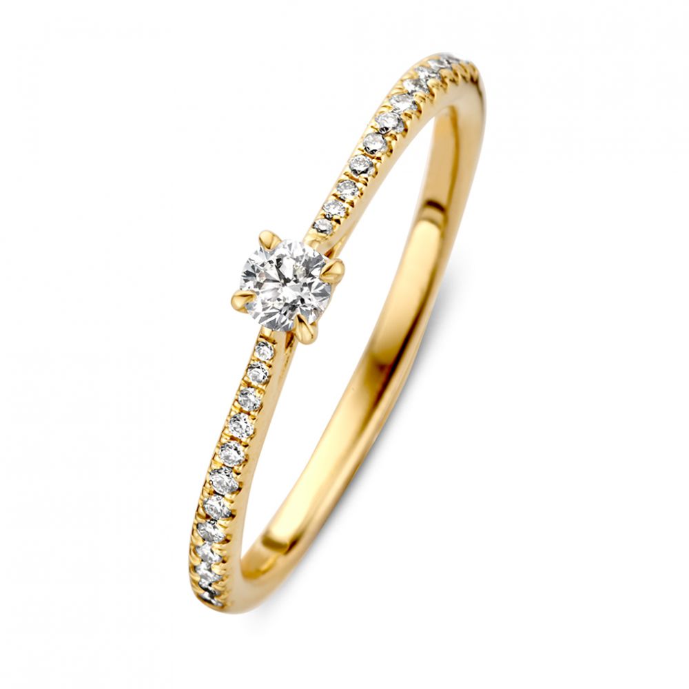 Geelgouden ring met een centrale sprankelende diamant en een rij kleinere diamanten aan de zijkanten.