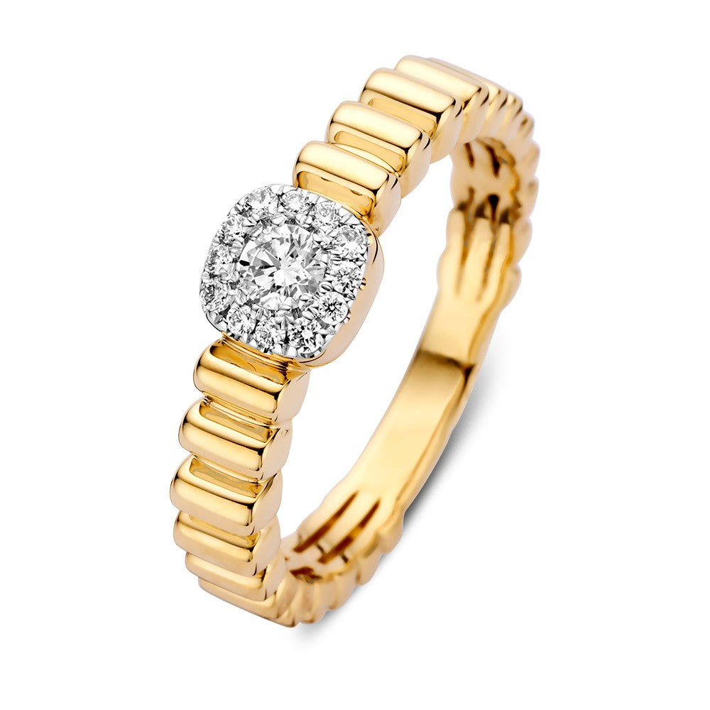 Gouden ring met geribbelde bewerking en fonkelende diamanten in een vierkante zetting.