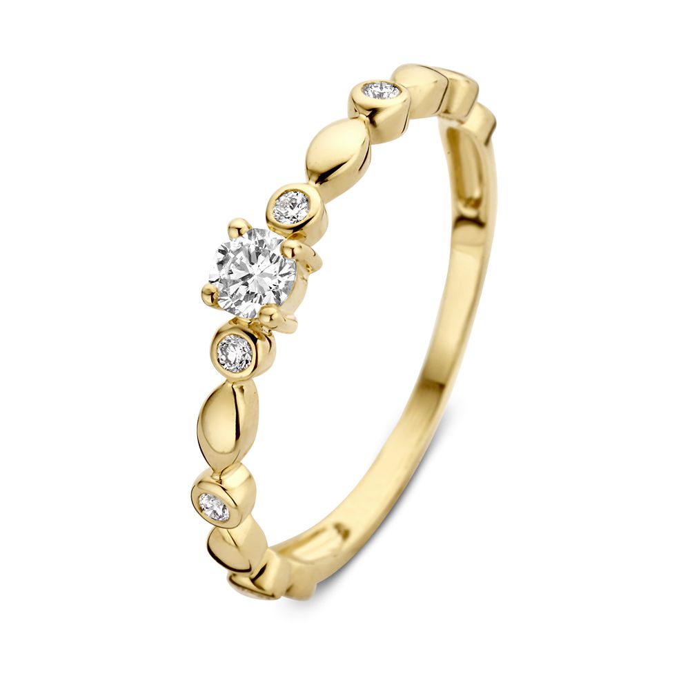 Geelgouden solitair ring met een centrale diamant van 0.23 crt en bewerkte schenkels met kleine steentjes.