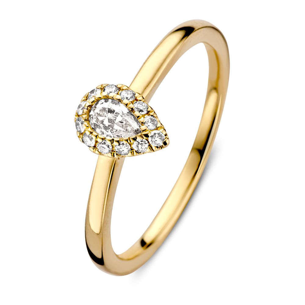 Geelgouden ring met een peerdiamant in het midden, omringd door kleine heldere steentjes.