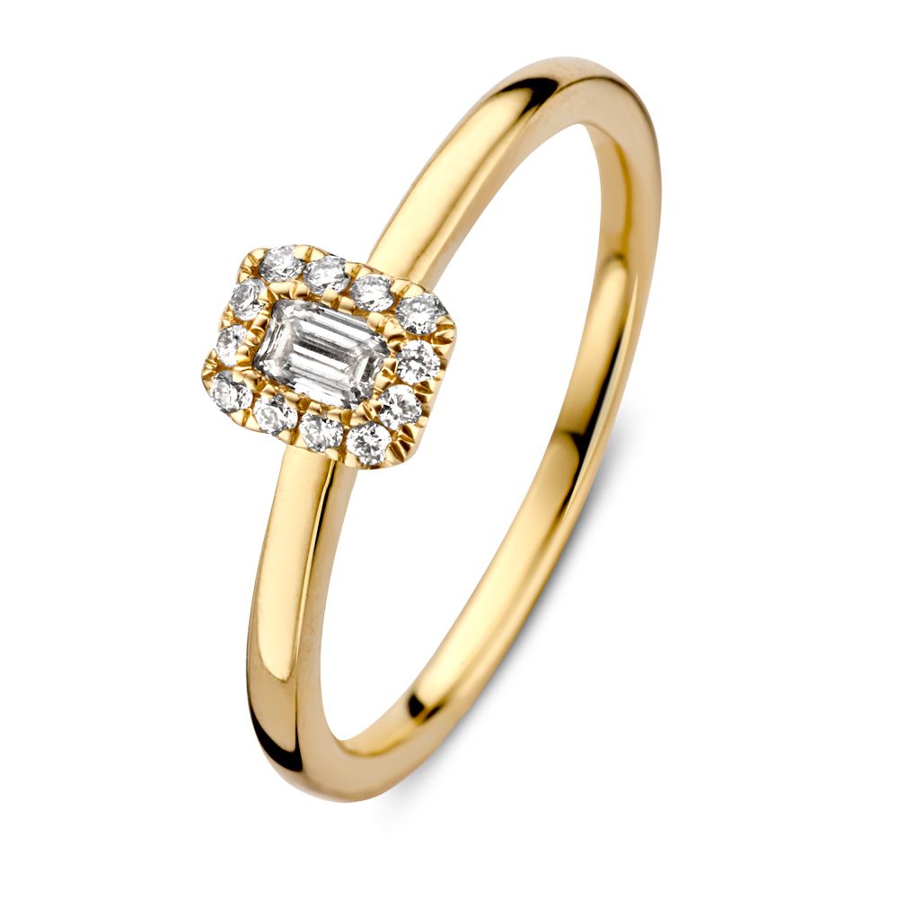 De Verfijnde Geelgouden Ring met Baguette Diamant 0.24 crt. van Excellent Jewelry combineert een baguette geslepen diamant in het midden met een halo van ronde diamanten op een gepolijste, 14 karaat gouden band.