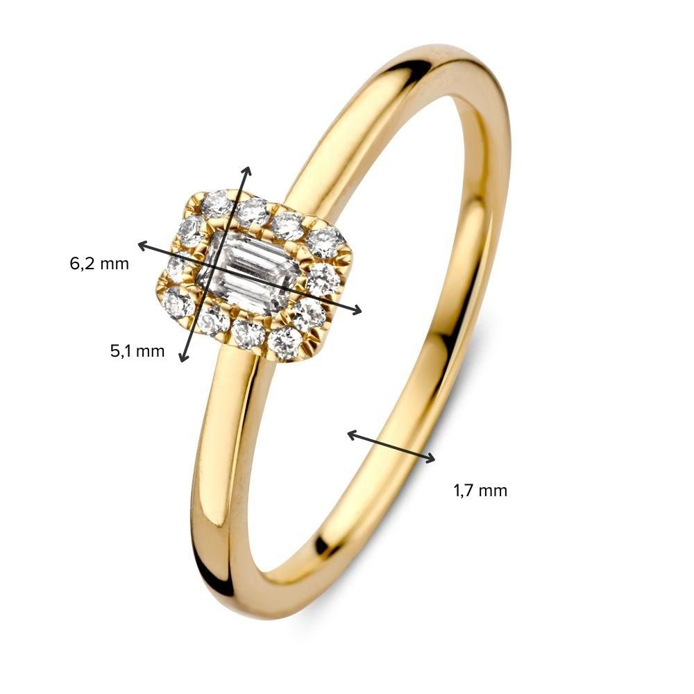 De Verfijnde Geelgouden Ring met Baguette Diamant 0.24 crt. van Excellent Jewelry is uitgevoerd in 14 karaat goud met een rechthoekige diamant en omliggende ronde diamanten, en meet 6,2 mm breed, 5,1 mm hoog en heeft een banddikte van 1,7 mm.