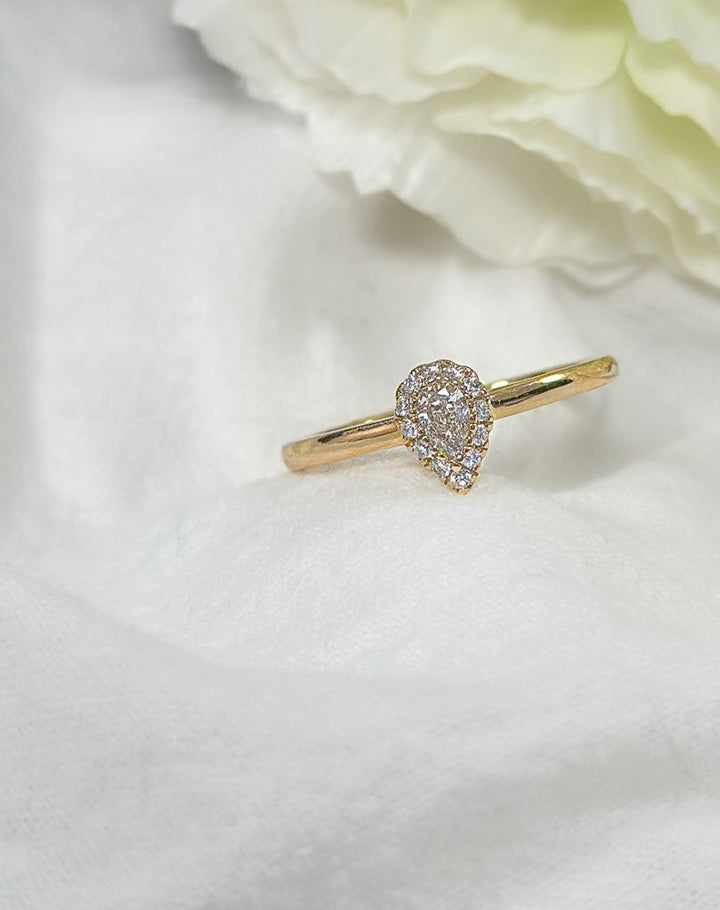Elegante Geelgouden Ring met Peer Diamant: Tijdloze Schittering 0.24 crt.
