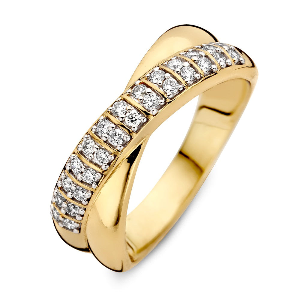 De Excellent Jewelry Geelgouden Ring met Gekruisde Banen heeft één band met pavégezette briljanten van 0.25 crt. en één gladde, gepolijste band zonder stenen.