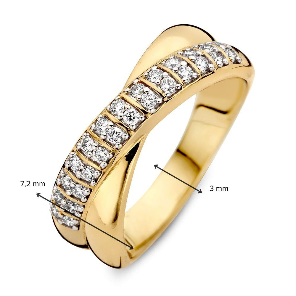 De Prachtige Geelgouden Ring met Gekruisde Banen en Pavégezette Briljanten 0.25 crt. van Excellent Jewelry heeft twee gekruiste banden, waarvan één bezet met pavé briljanten, en meet 7.2 mm op zijn breedst en 3 mm op zijn smalst.
