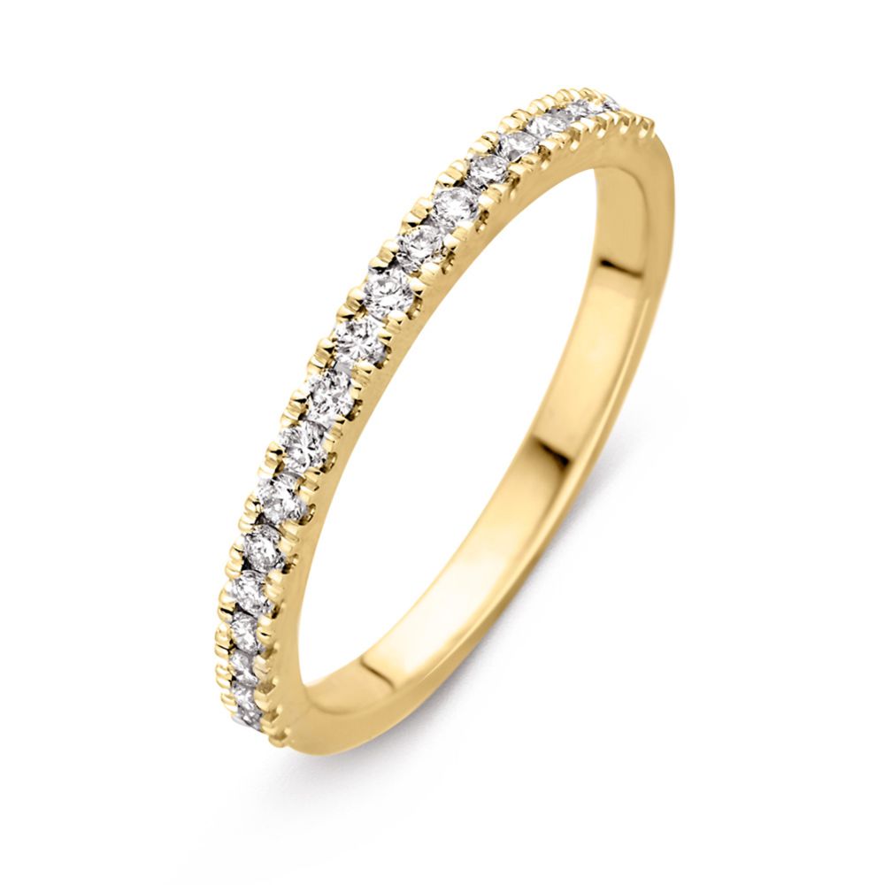 De Excellent Jewelry "Verfijnde Geelgouden Ring met Diamanten - Elegantie in Subtiliteit 0.26 crt. (half)" heeft een slanke geelgouden band met een rij fonkelende diamanten langs de bovenkant, afgebeeld op een witte achtergrond.