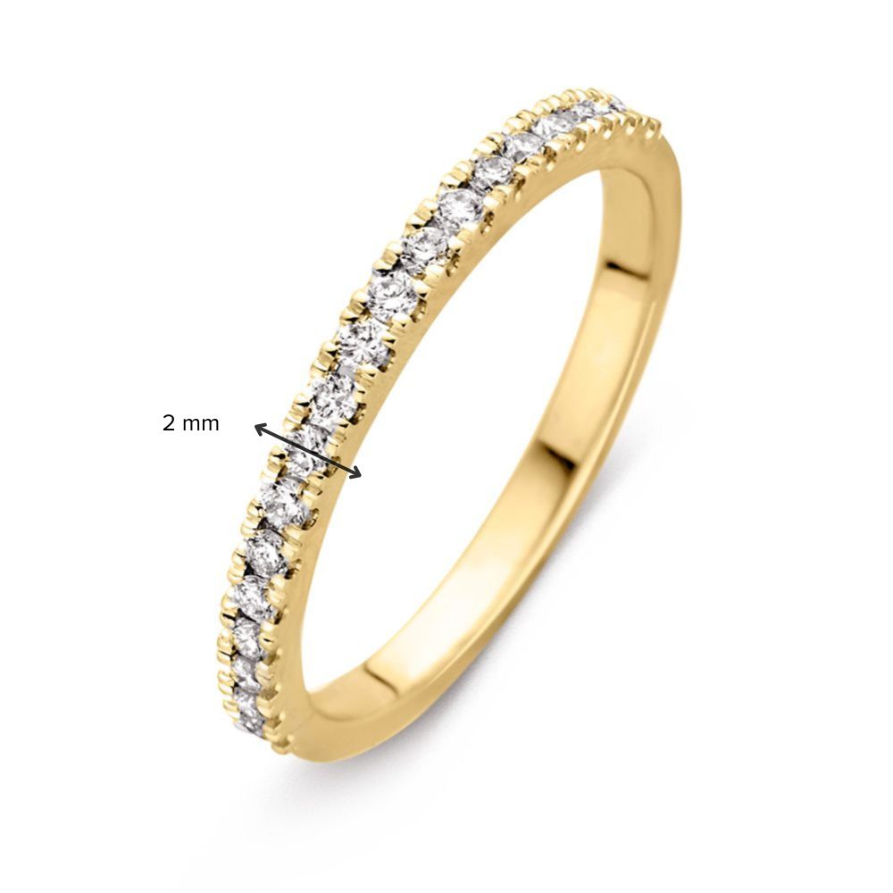 De Excellent Jewelry Verfijnde Geelgouden Ring met Diamanten - Elegantie in Subtiliteit (0.26 crt., half) is een eenvoudige, elegante 14 karaat geelgouden ring met kleine ronde diamanten gezet langs de 2 mm brede bovenkant.