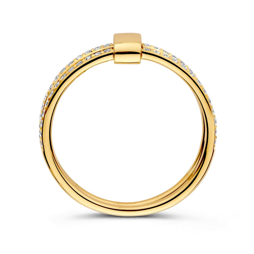 De Geelgouden Ring met Fonkelende Diamant van Excellent Jewelry (14 karaat goud, 0,28 karaat diamant) met een split shank design en diamanten aan de bovenzijde is van opzij gefotografeerd tegen een witte achtergrond.