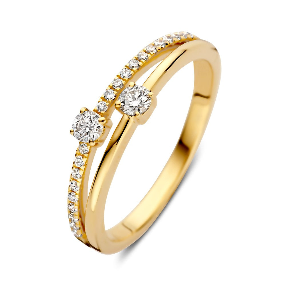 De Excellent Jewelry Ring geelgoud briljant 0.28 crt. is een 14 karaat geelgouden ring met twee ronde diamanten in het midden en een gespleten band, één kant versierd met fonkelende diamanten-een prachtige diamanten ring voor elke gelegenheid.