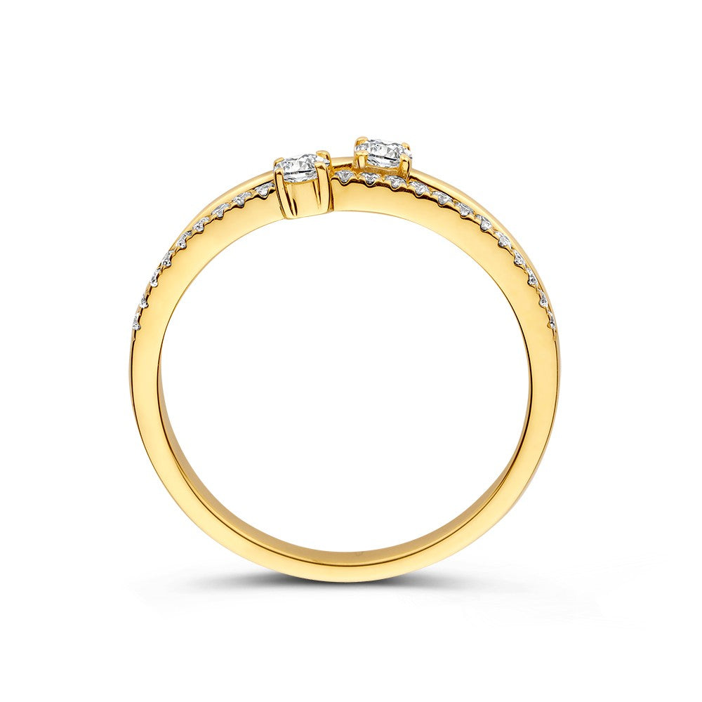 De Excellent Jewelry Ring geelgoud briljant 0.28 crt. heeft twee kleine diamanten naast elkaar aan de bovenkant en extra fonkelende stenen langs de bovenste helft van de band, getoond tegen een witte achtergrond.