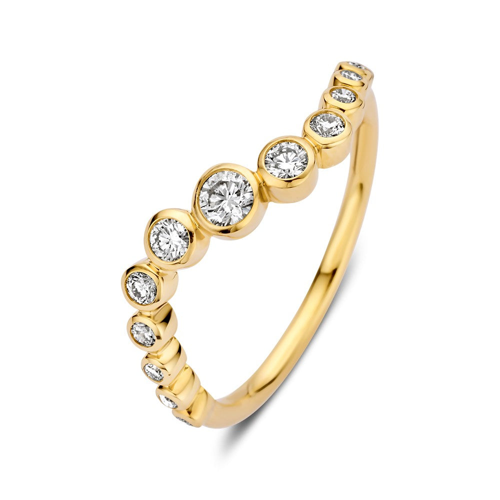De speelse 14k gouden ring uit de 'Bubbles' collectie van Excellent Jewelry heeft 0,37ct gezette diamanten van verschillende grootte in een gebogen ontwerp op geelgoud.