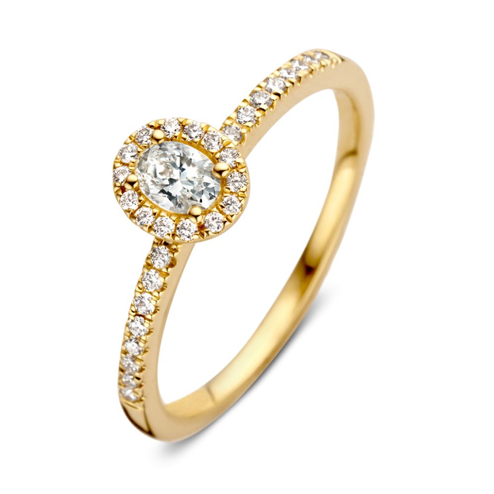 Geelgouden ring met ovale diamant in het midden, omringd door een halo van kleine diamanten.