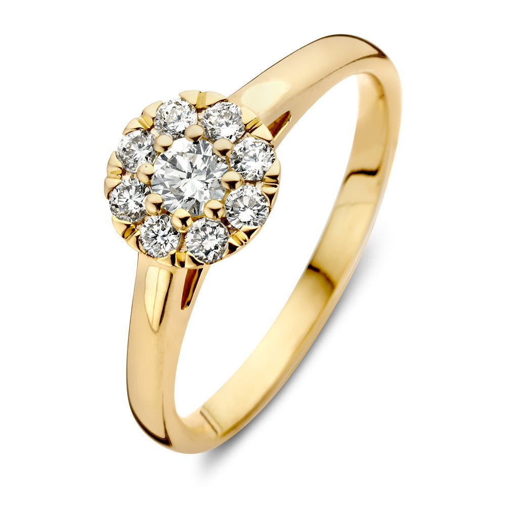 Geelgouden ring met een halo van diamanten, centraal een grotere diamant omringd door kleinere diamanten.