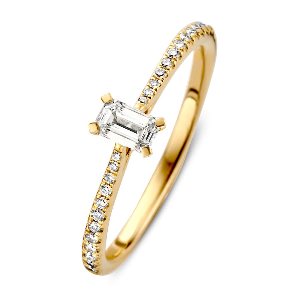 Geelgouden ring met een centrale baguette diamant en sprankelende accentdiamanten aan de zijkanten.
