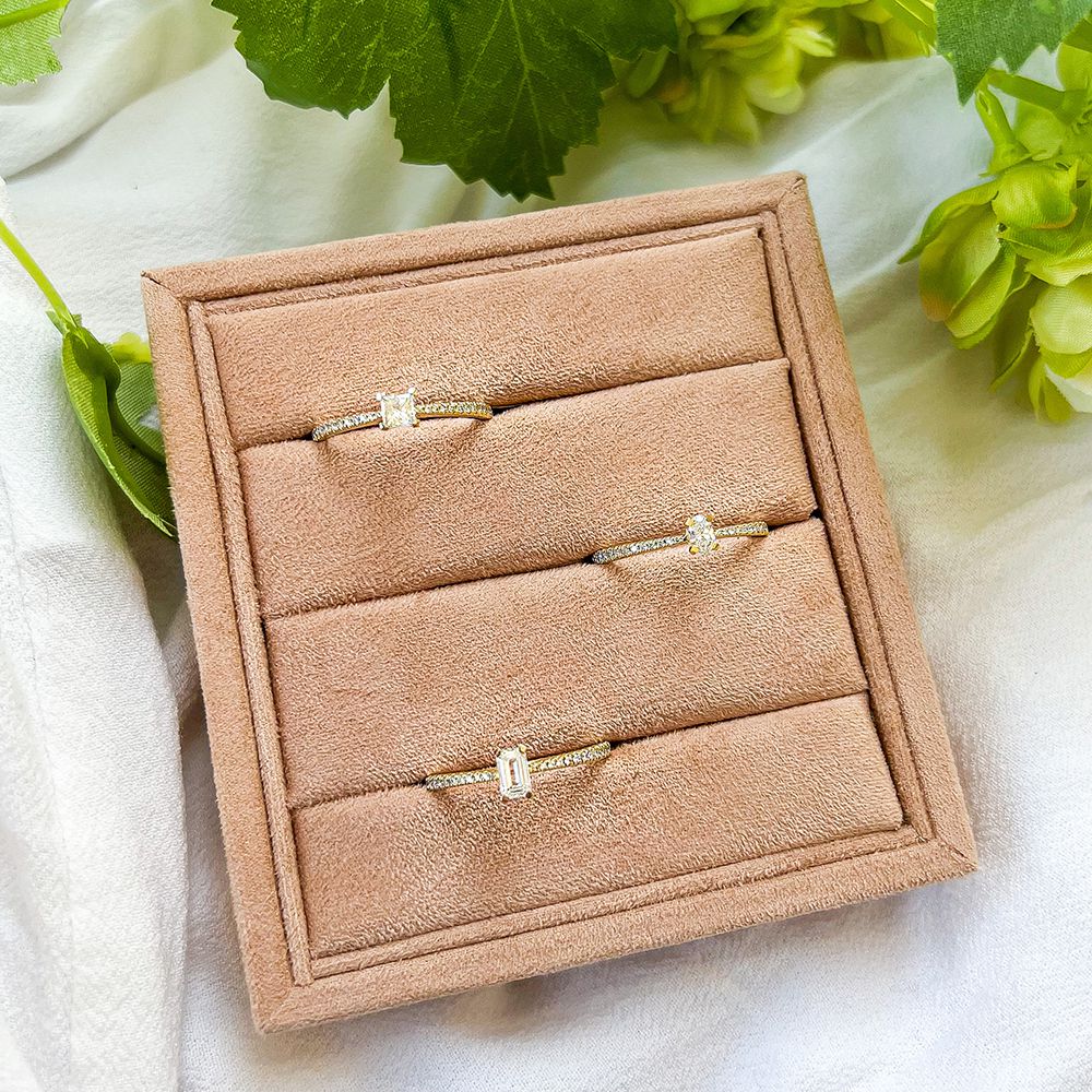 Verfijnde Geelgouden Ring met Baguette Diamant en Sprankelende Accenten – 14 Karaat Goud, 0.42ct Diamanten