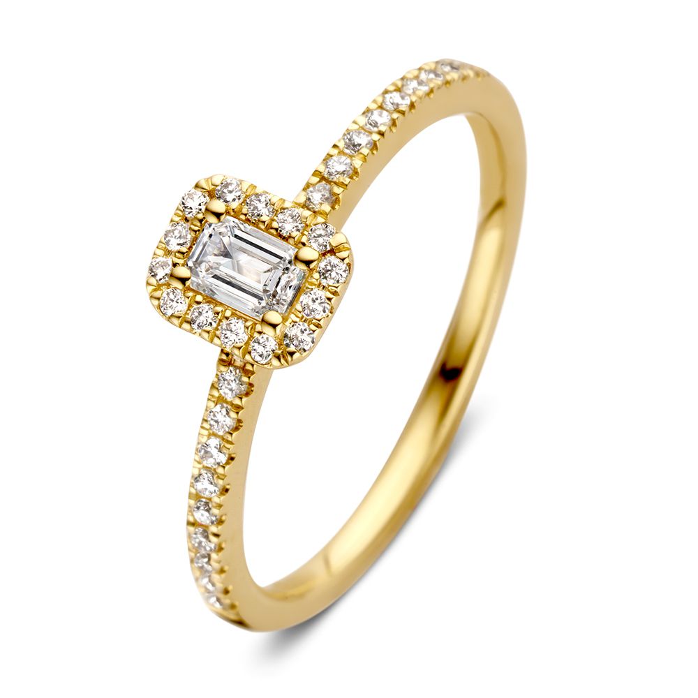 Geelgouden ring met een emerald geslepen diamant in het midden, omringd door kleinere diamanten.