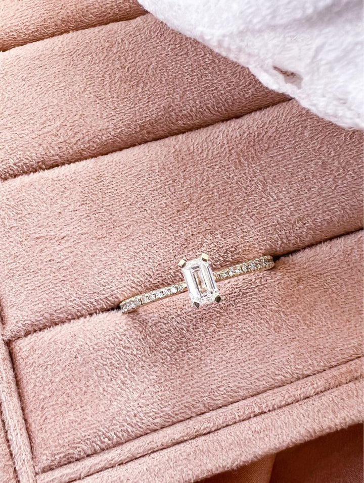 Verfijnde Geelgouden Ring met Baguette Diamant en Sprankelende Accenten – 14 Karaat Goud, 0.42ct Diamanten