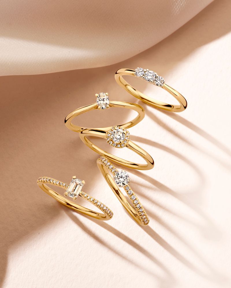 Verfijnde Geelgouden Ring met Baguette Diamant en Sprankelende Accenten – 14 Karaat Goud, 0.42ct Diamanten