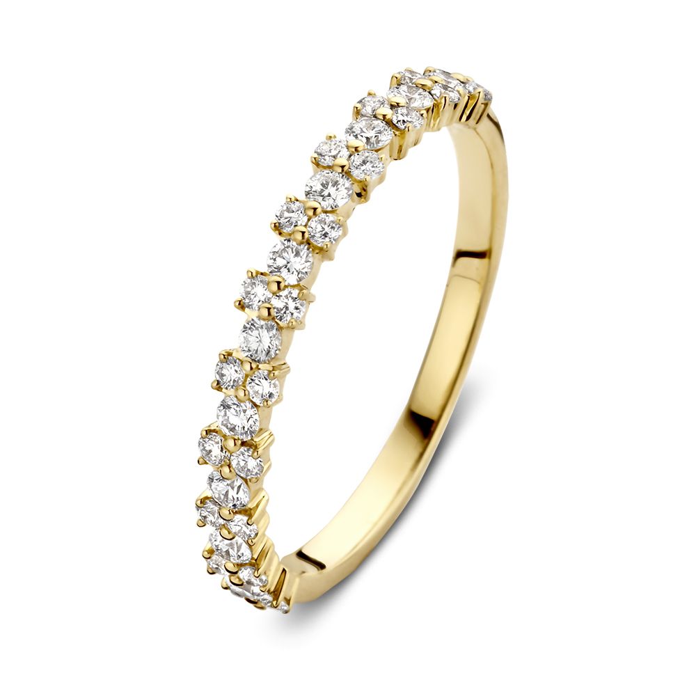 De Elegante Geelgouden Ring met Diamanten van Excellent Jewelry is een dunne 14 karaat gouden ring met een rij kleine, ronde witte diamanten (0.43ct) langs de bovenkant van de band.