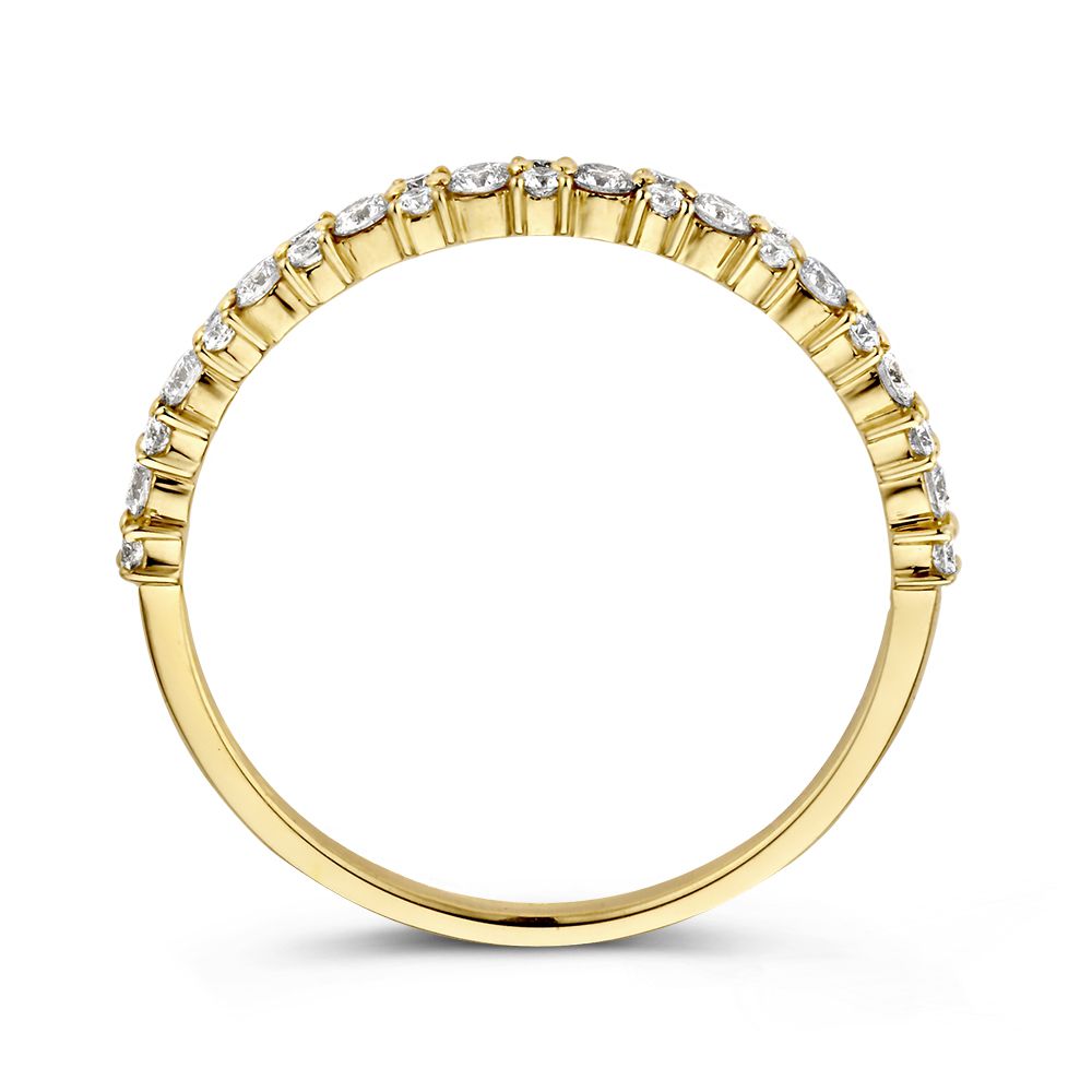 De Elegante Geelgouden Ring met Diamanten van Excellent Jewelry is een 14 karaat geelgouden ring met 0,43ct diamanten, getoond van opzij om de rij briljante stenen en hun zettingen te accentueren.