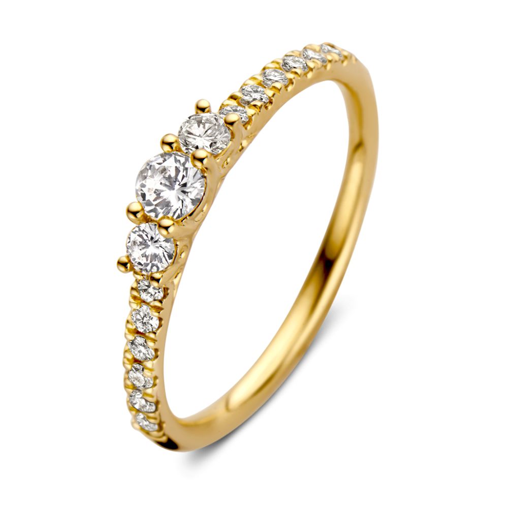 De Geelgouden Driesteens Ring met Extra Diamanten in de Scheen voor Maximale Schittering van Excellent Jewelry, 14 karaat geelgoud met drie ronde diamanten bovenop en kleine diamanten langs de band, gepresenteerd op een witte achtergrond.