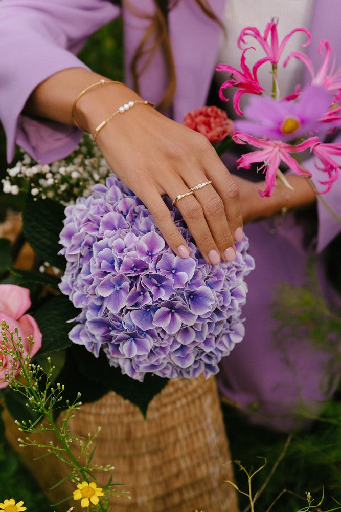 Geelgouden Driesteens Ring met Extra Diamanten in de Scheen voor Maximale Schittering