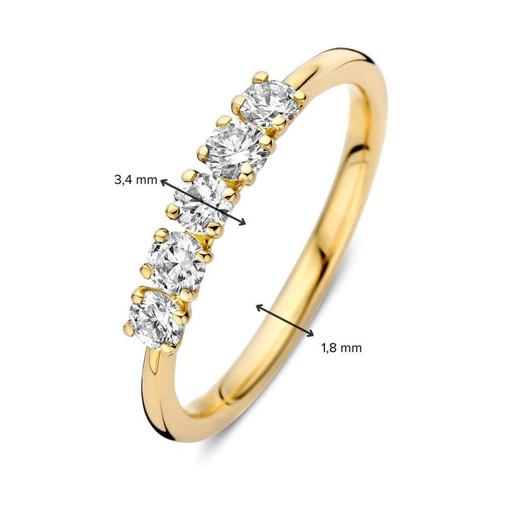 De Excellent Jewelry Ring geelgoud briljant 0,50 crt. is een 14 karaat geelgouden alliance ring met vijf ronde witte stenen van 3,4 mm, rijgezet op een band van 1,8 mm dikte.