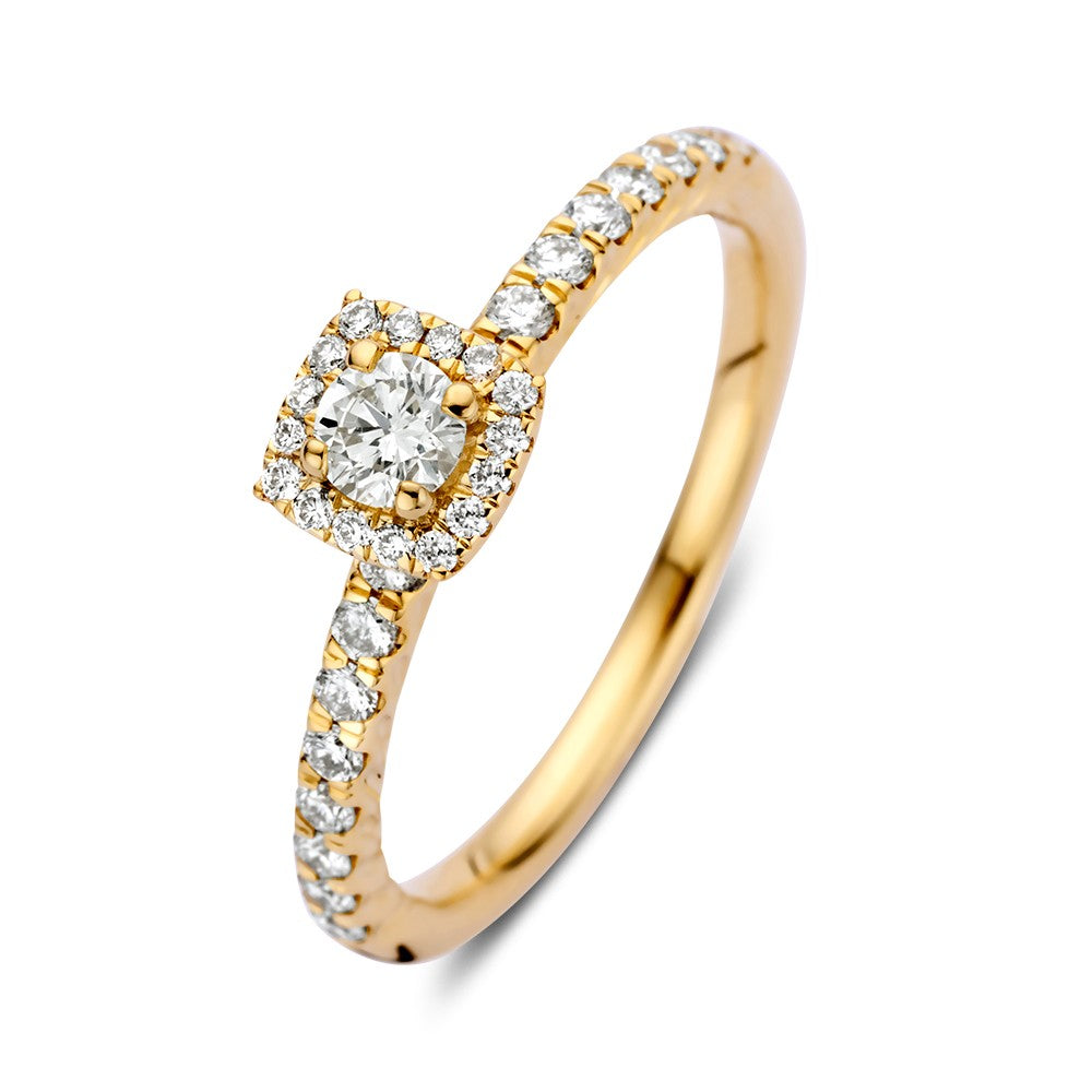 Geelgouden ring met een briljant in vierkante entourage zetting, omringd door kleinere diamanten.