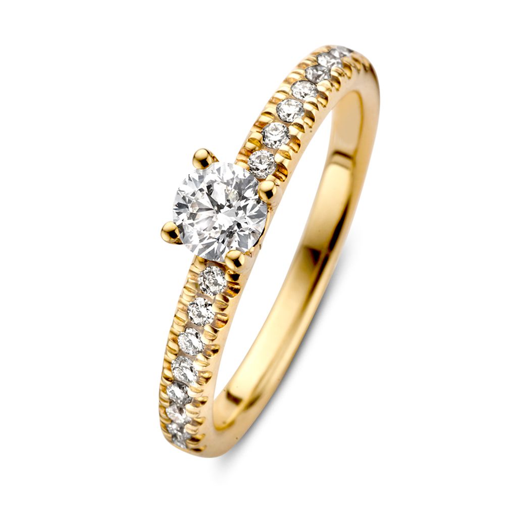 Geelgouden ring met een centrale briljant diamant en kleinere diamanten aan de zijkanten.