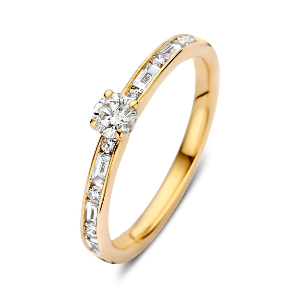 Geelgouden ring met een centrale briljant geslepen diamant en baguette diamanten aan de zijkanten.