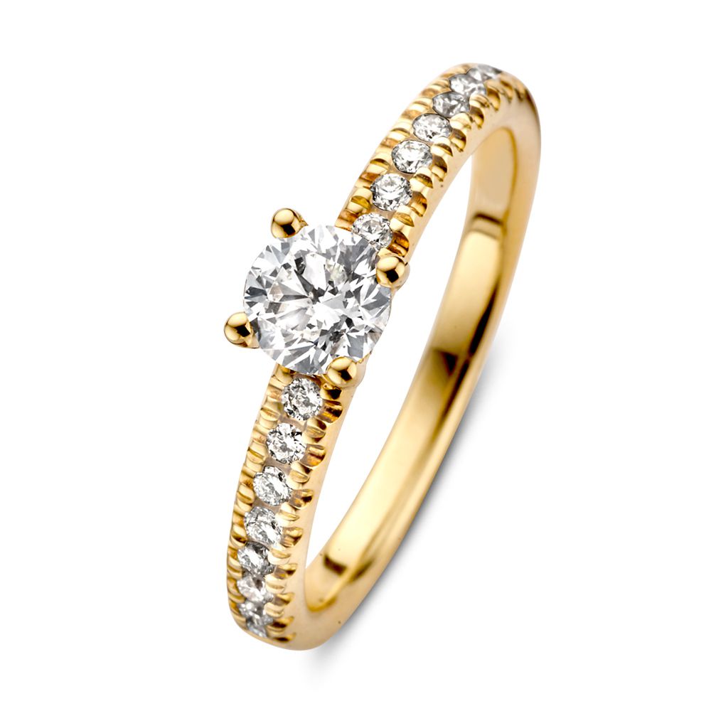 Geelgouden solitair ring met een briljant diamant in het midden en kleine zijstenen, 14 karaat.
