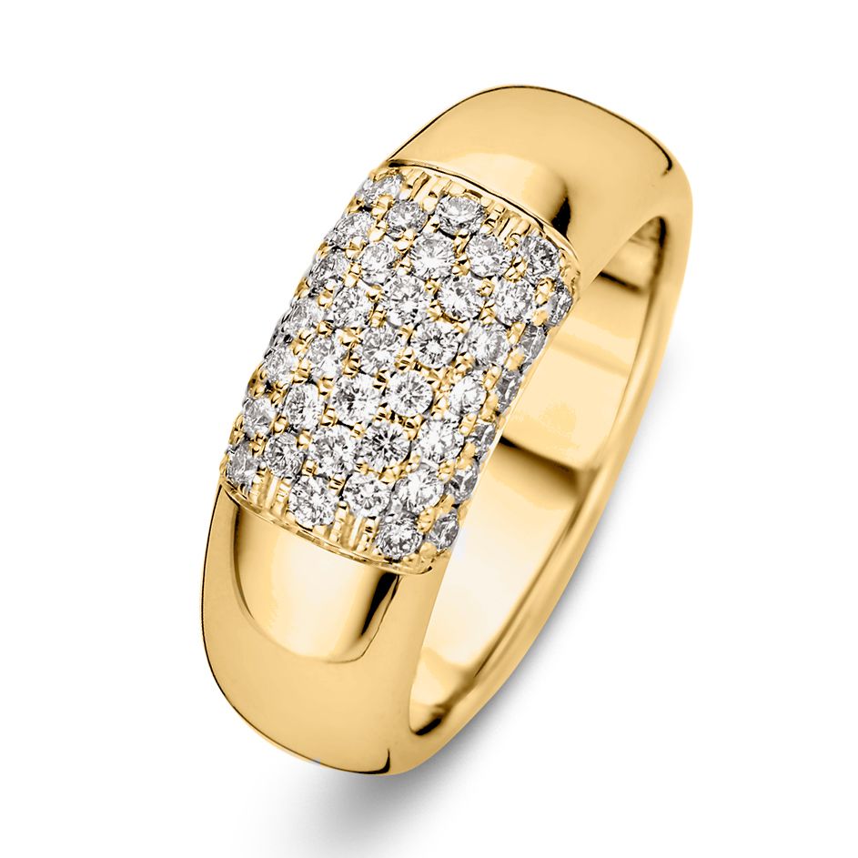 Gouden ring met een brede band, bezet met meerdere diamanten en een totaal gewicht van 0,70 karaat.