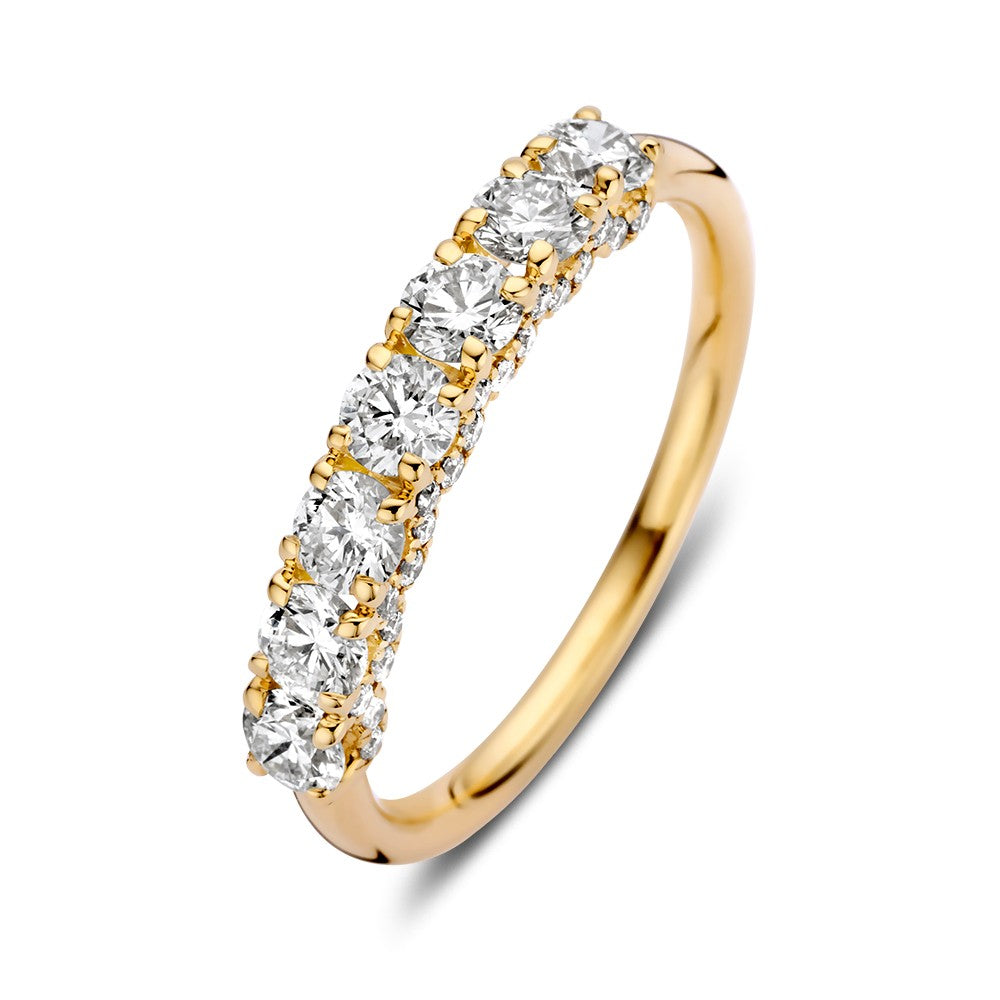 Gouden rijring met zes heldere diamanten in een rechte lijn, afgewerkt met een glanzende gele gouden band.