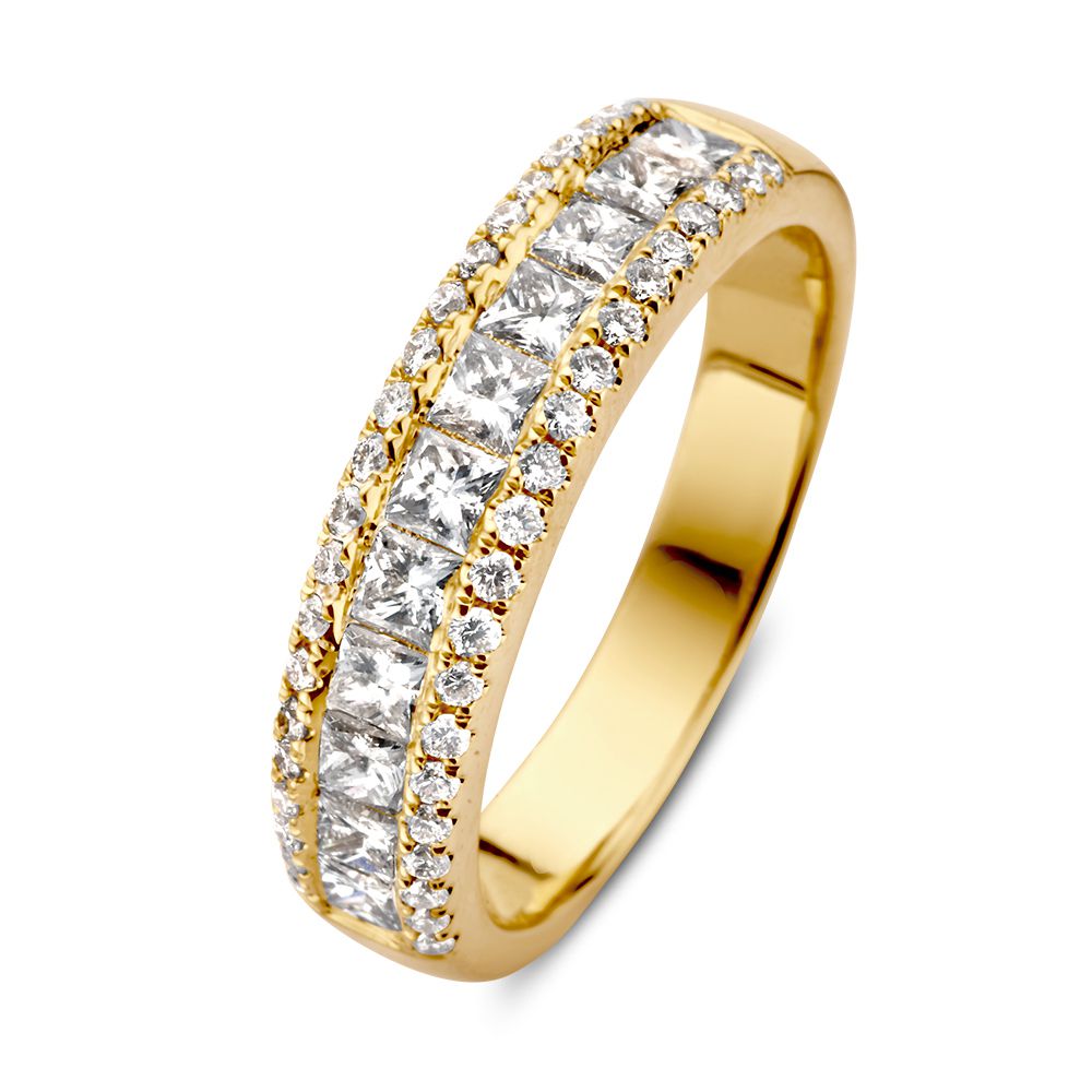 Geelgouden ring met princess geslepen diamanten, bezet met meerdere steentjes in een dubbele rij.