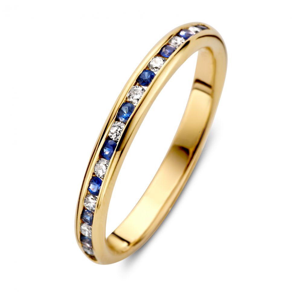 De Verfijnde Geelgouden Rijring met Diamant en Blauwe Saffier in Railszetting van Excellent Jewelry heeft een elegante, doorlopende rij blauwe saffieren en diamanten, stijlvol verwerkt in een slanke band.
