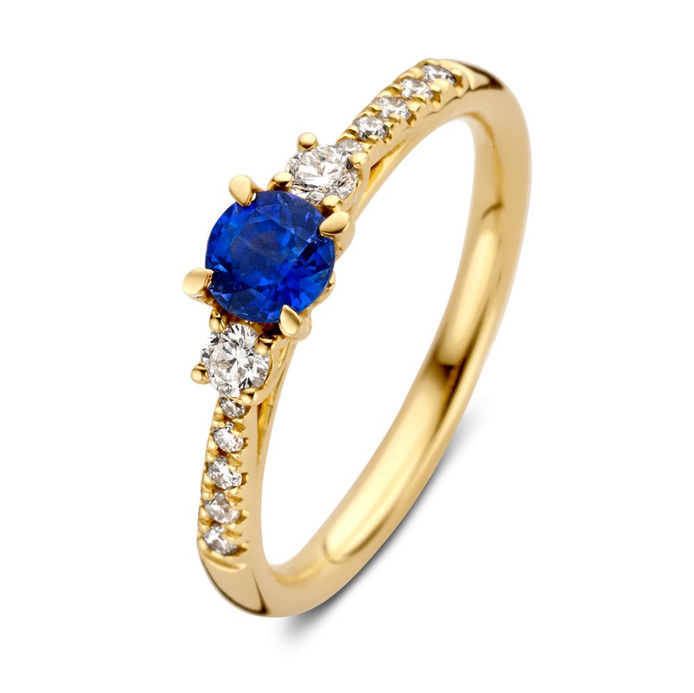 Geelgouden ring met een ronde blauwe saffier in het midden en briljanten aan de zijkanten.